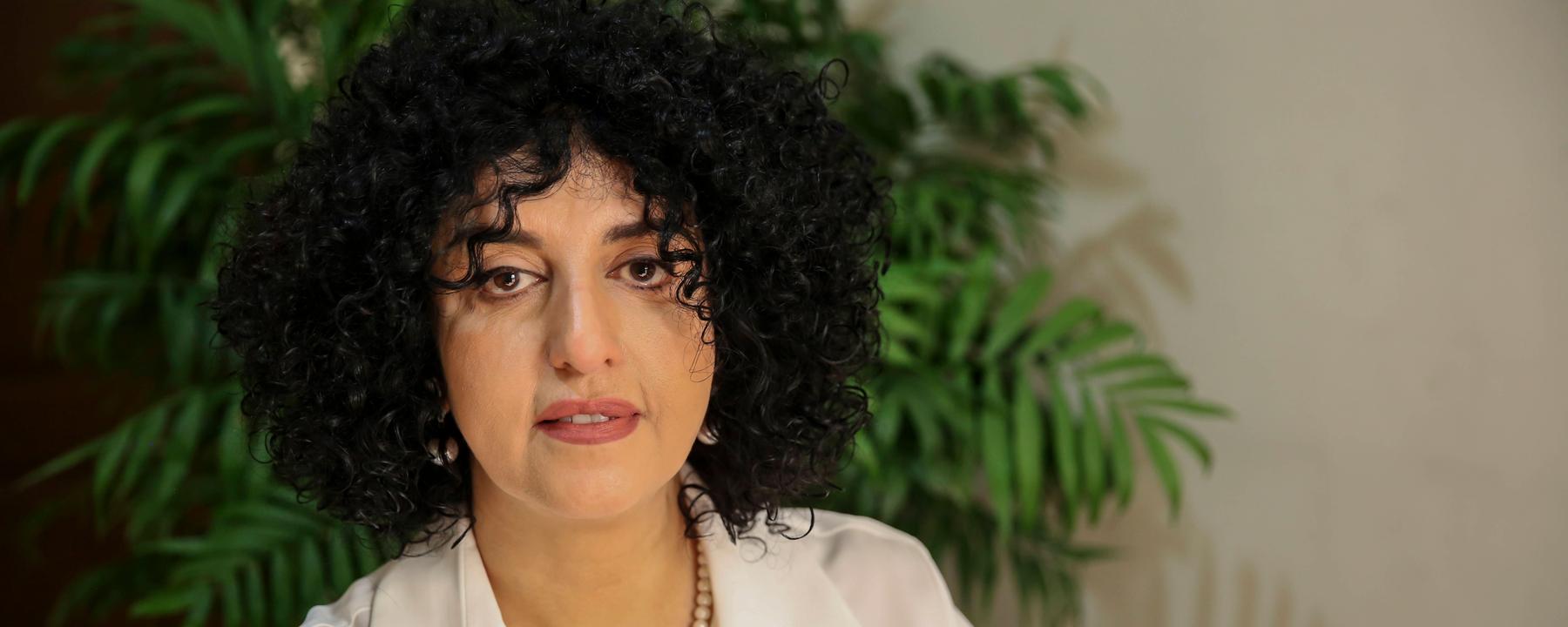 Narges Mohammadi sitzt am 23. Januar 2025 in ihrer Wohnung in Teheran.