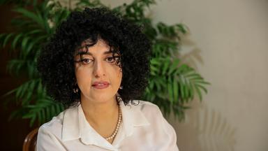 Narges Mohammadi sitzt am 23. Januar 2025 in ihrer Wohnung in Teheran.