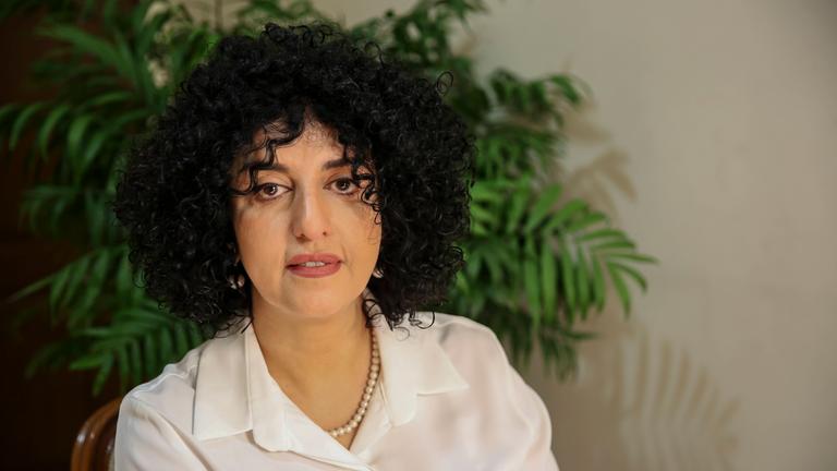 Narges Mohammadi sitzt am 23. Januar 2025 in ihrer Wohnung in Teheran.