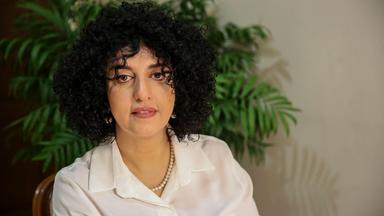 Die iranische Friedensnobelpreisträgerin und Aktivistin Narges Mohammadi in ihrer Wohnung in Teheran am 23.01.2025.