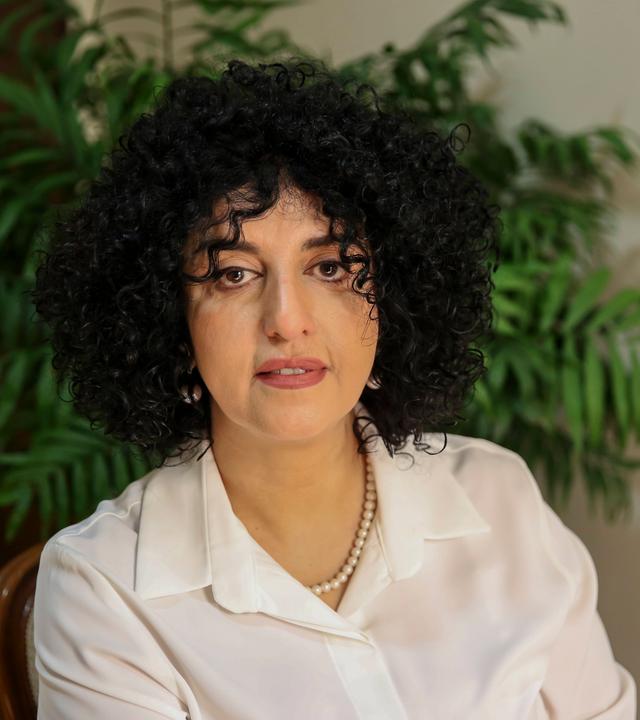 Die iranische Friedensnobelpreisträgerin und Aktivistin Narges Mohammadi in ihrer Wohnung in Teheran am 23.01.2025.