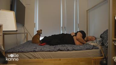 Mann liegt schlafend im Bett