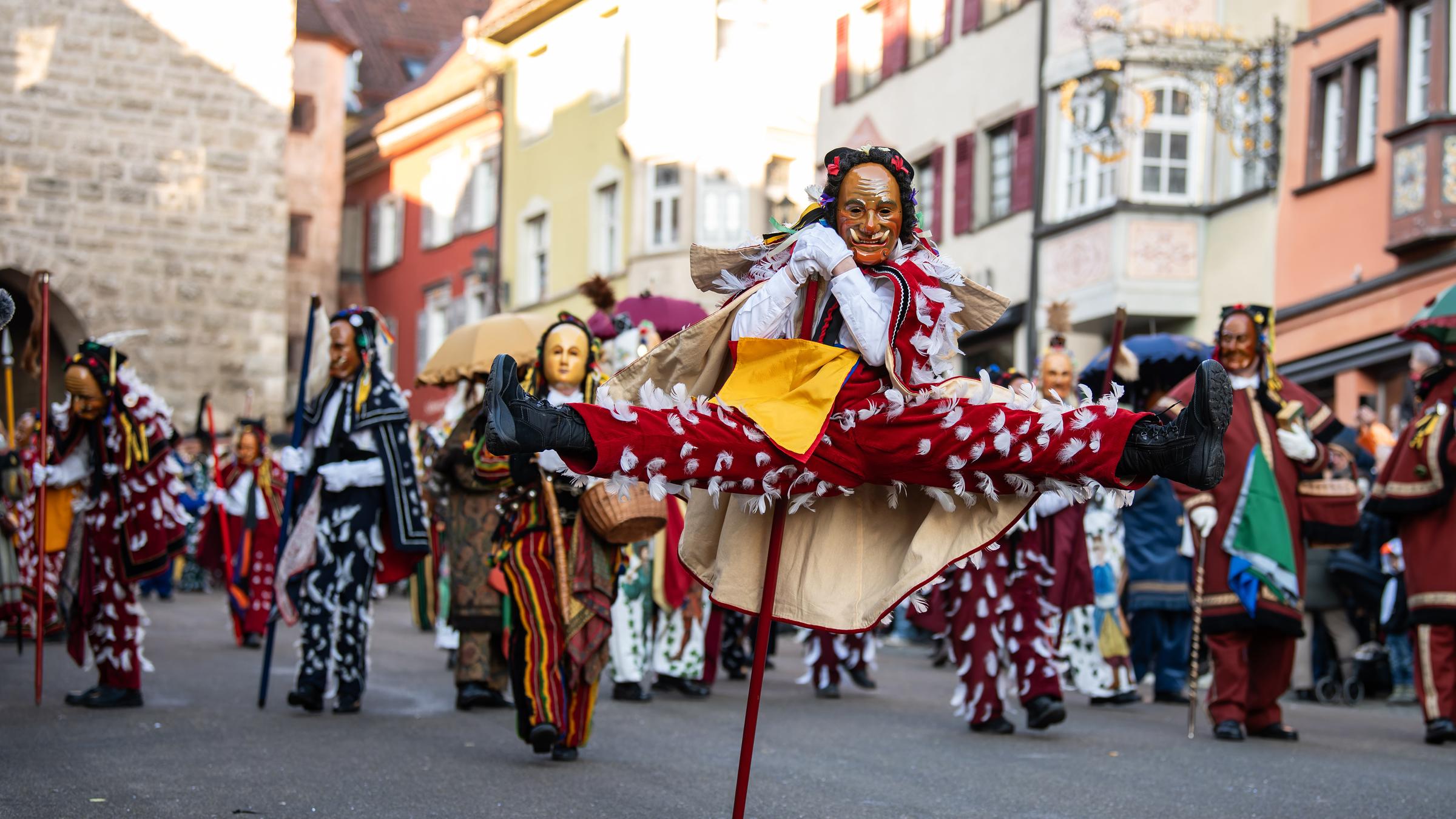 Baden-Württemberg, Rottweil: Ein Federahannes, eine Rottweiler Narrenfigur, springt während des Narrensprungs.