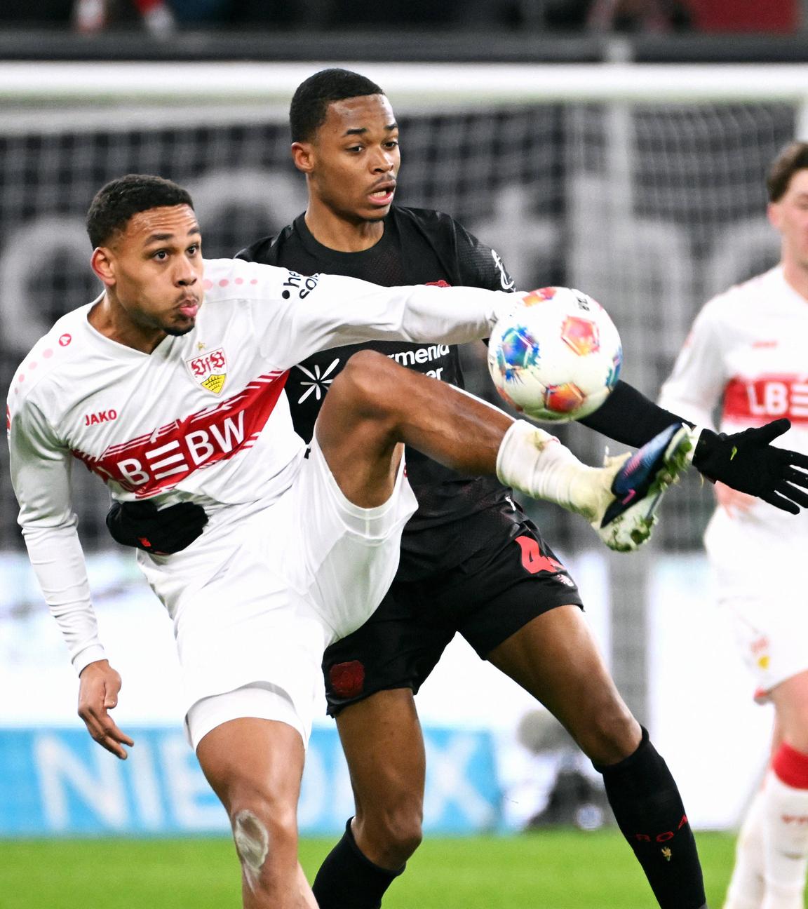 Im Duell mit Leverkusens Innenverteidiger Jeanuel Belocian kann der Stuttgarter Mittelfeldspieler Nikolas Nartey den Ball behaupten