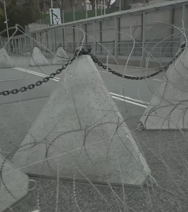 Stacheldraht auf einer Straße
