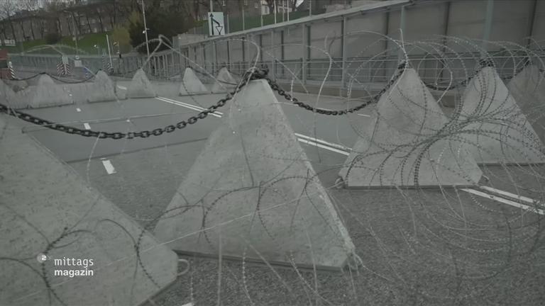 Stacheldraht auf einer Straße