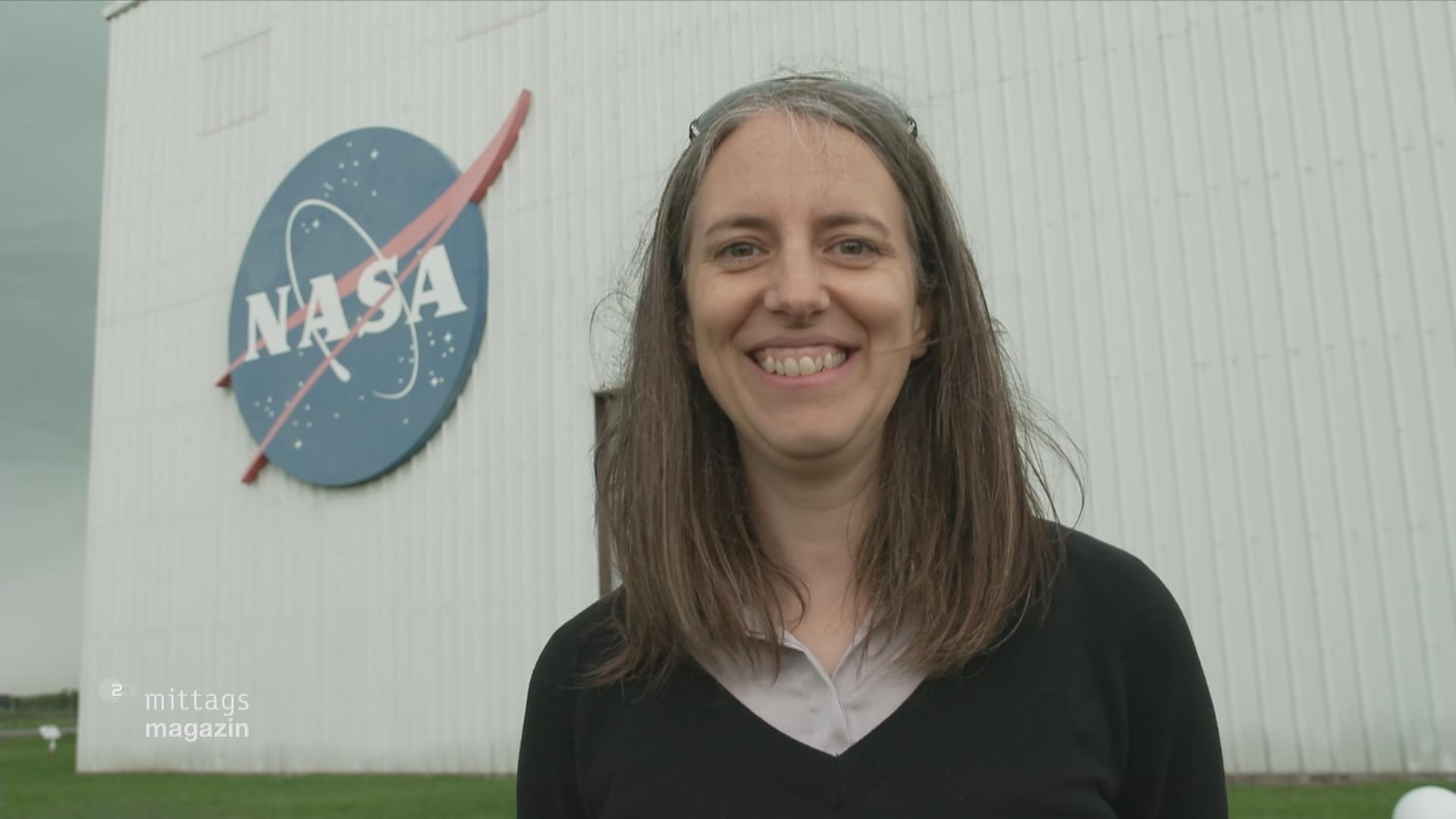 Geologin vor Nasa-Schild
