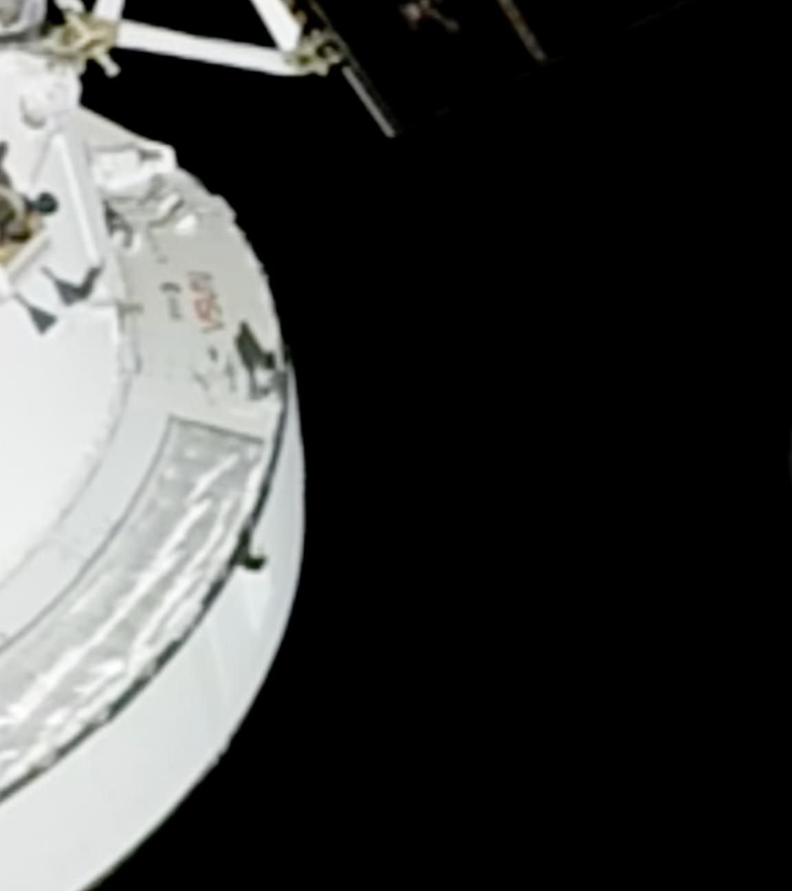 Dieses von der NASA zur Verfügung gestellte Videostandbild zeigt den Mond von einer Kamera außerhalb des Orion-Raumschiffs