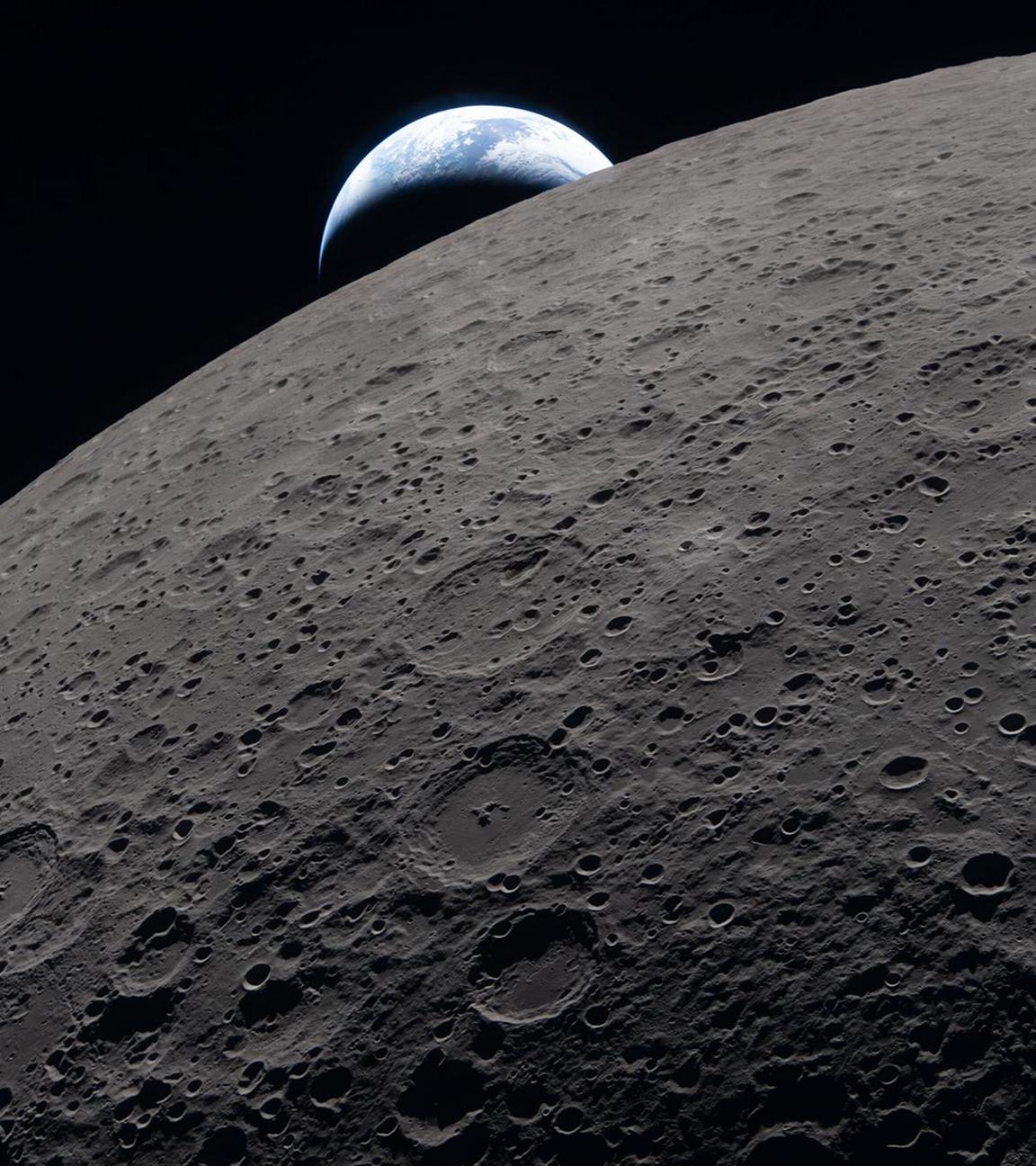 Der Mond ist zu sehen, die Erde befindet sich im Hintergrund der Aufnahme.