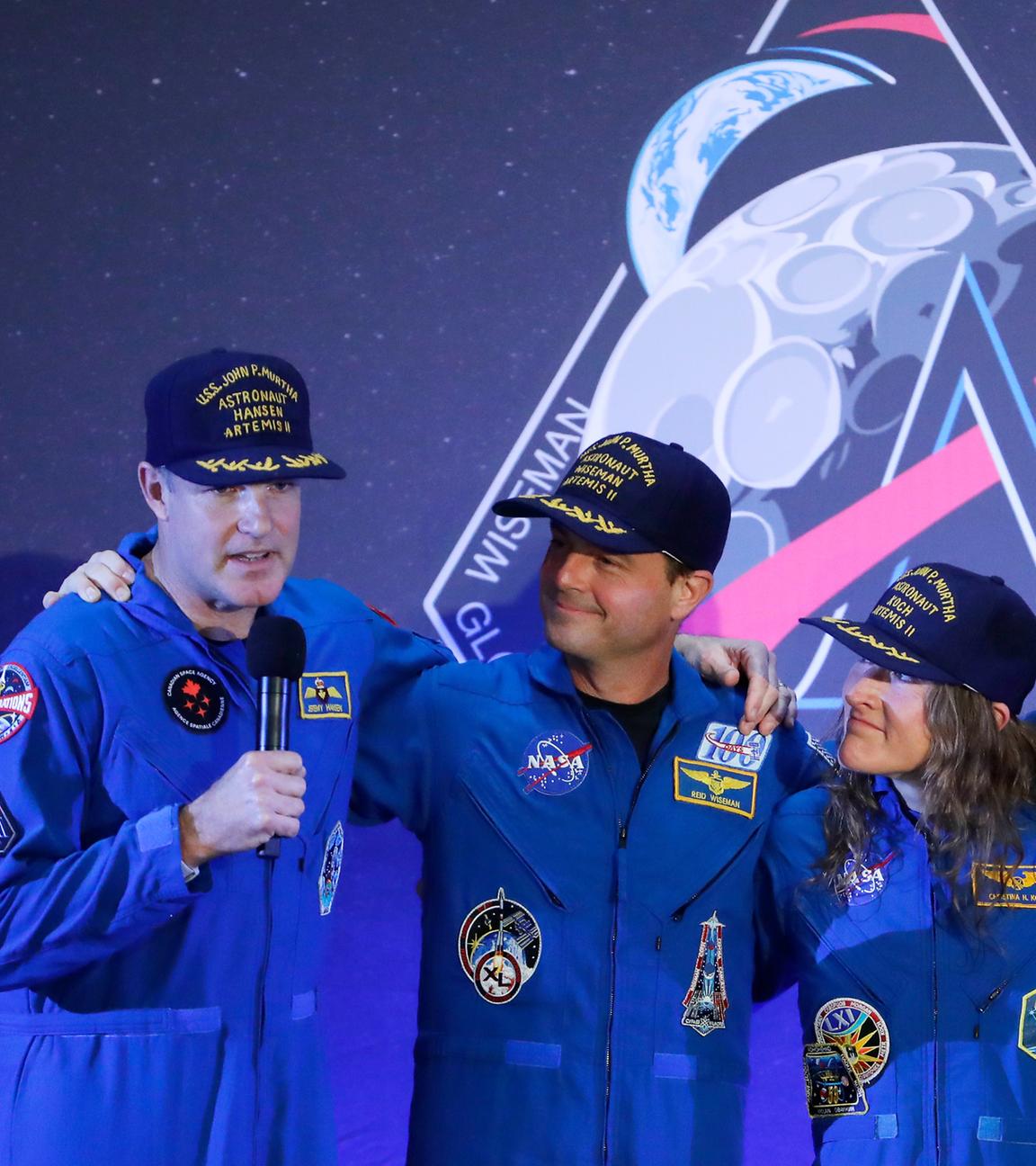 USA, Houston: Die Besatzung der "Artemis II", Jeremy Hansen (l-r), Reid Wiseman, Christina Koch und Victor Glover, versammelt sich während einer Veranstaltung zur Rückkehr der Besatzung auf dem Ellington Field.