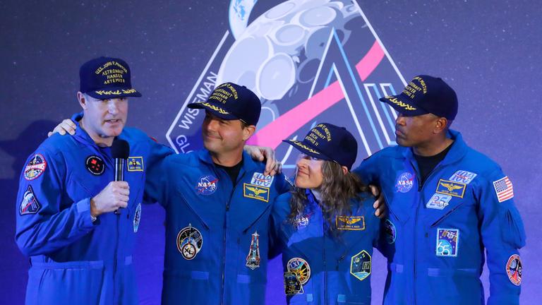 USA, Houston: Die Besatzung der "Artemis II", Jeremy Hansen (l-r), Reid Wiseman, Christina Koch und Victor Glover, versammelt sich während einer Veranstaltung zur Rückkehr der Besatzung auf dem Ellington Field.