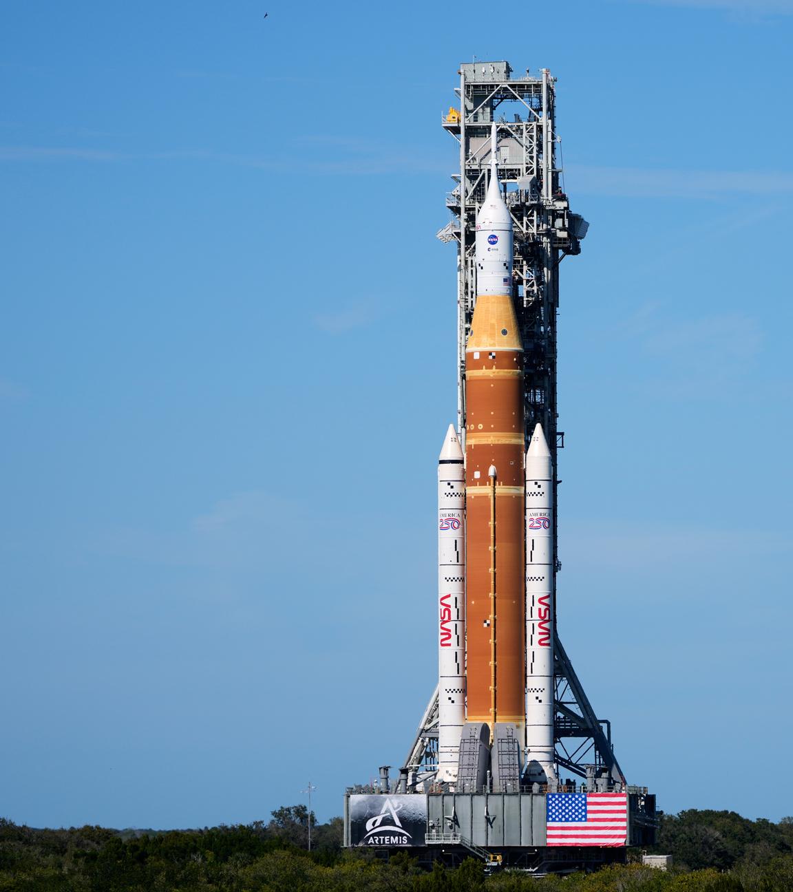 Die neue Mondrakete der NASA, Artemis II, bewegt sich langsam zur Startrampe 39B im Kennedy Space Center.