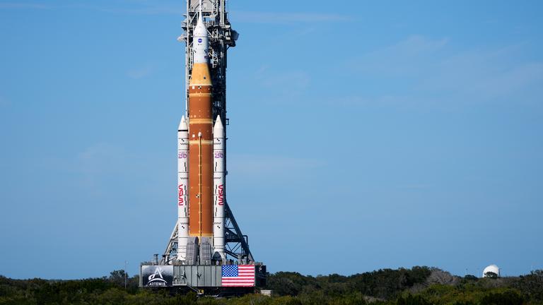 Die neue Mondrakete der NASA, Artemis II, bewegt sich langsam zur Startrampe 39B im Kennedy Space Center.