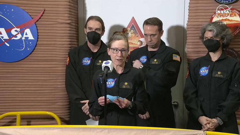  Besatzung verlässt die erste simulierte einjährige Mars-Habitat-Mission im Johnson Space Center 