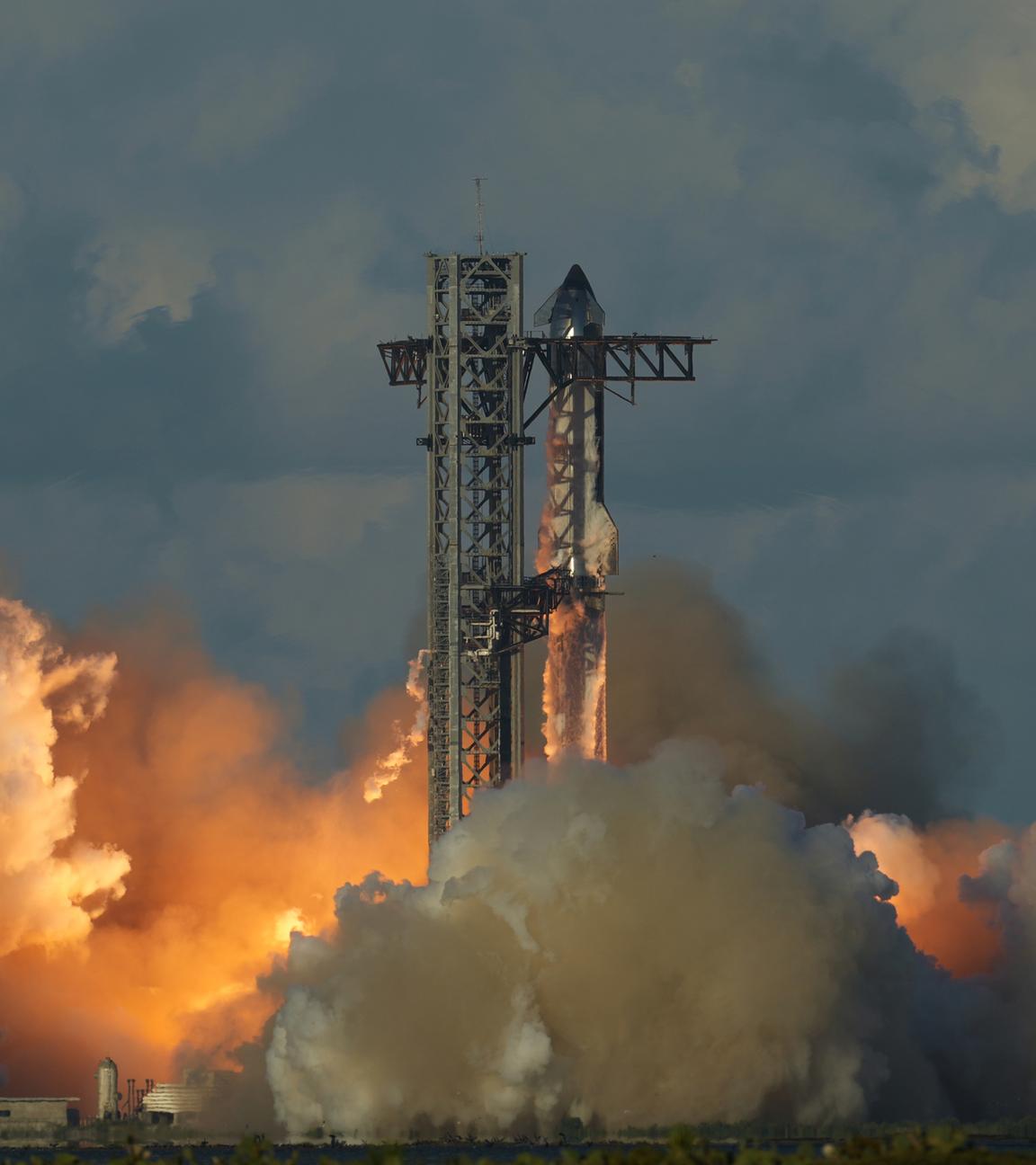 14.10.2025, USA, Sternenbasis: Die Mega-Rakete Starship von SpaceX absolviert einen Testflug von der Starbase in Texas.