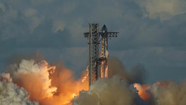 14.10.2025, USA, Sternenbasis: Die Mega-Rakete Starship von SpaceX absolviert einen Testflug von der Starbase in Texas.