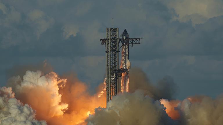 14.10.2025, USA, Sternenbasis: Die Mega-Rakete Starship von SpaceX absolviert einen Testflug von der Starbase in Texas.