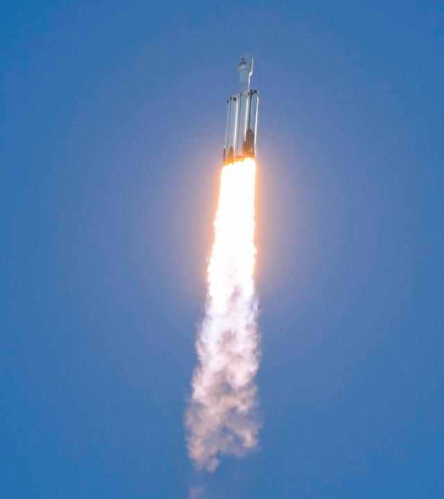  Eine «Falcon Heavy»-Rakete der privaten Raumfahrtfirma SpaceX startet mit dem "Nancy Grace Roman Space Telescope" im Kennedy Space Center.