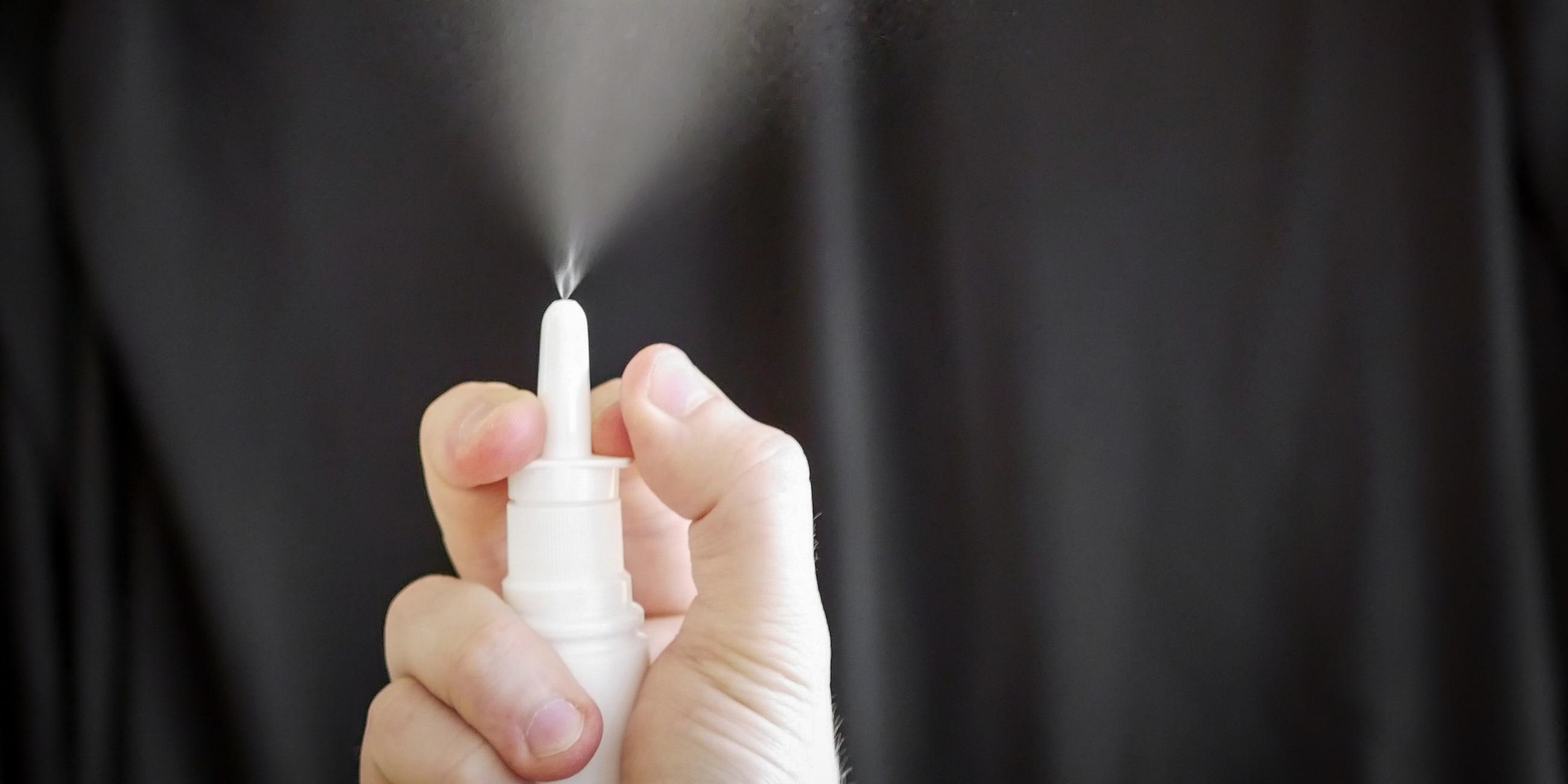 Nasenspray wird in der Hand gehalten