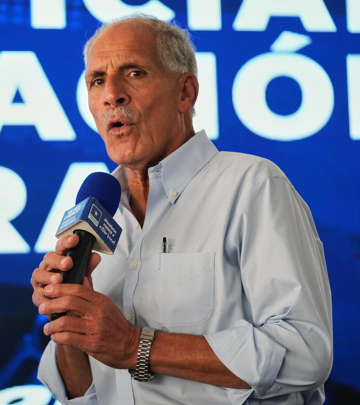 Präsidentschaftskandidat Nasry «Tito» Asfura von der Nationalen Partei spricht bei einer Pressekonferenz.