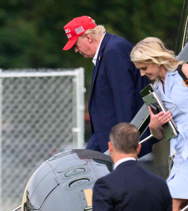 Donald Trump und seine Assistentin Natalie Harp verlassen die Marine One nahe des Weißen Haus.