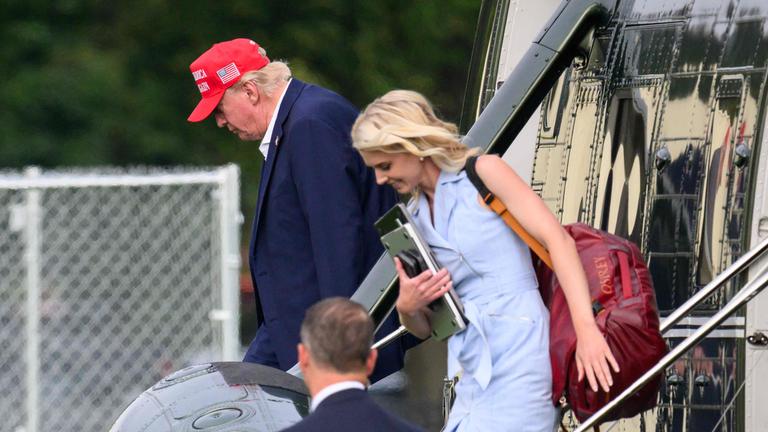 Donald Trump und seine Assistentin Natalie Harp verlassen die Marine One nahe des Weißen Haus.