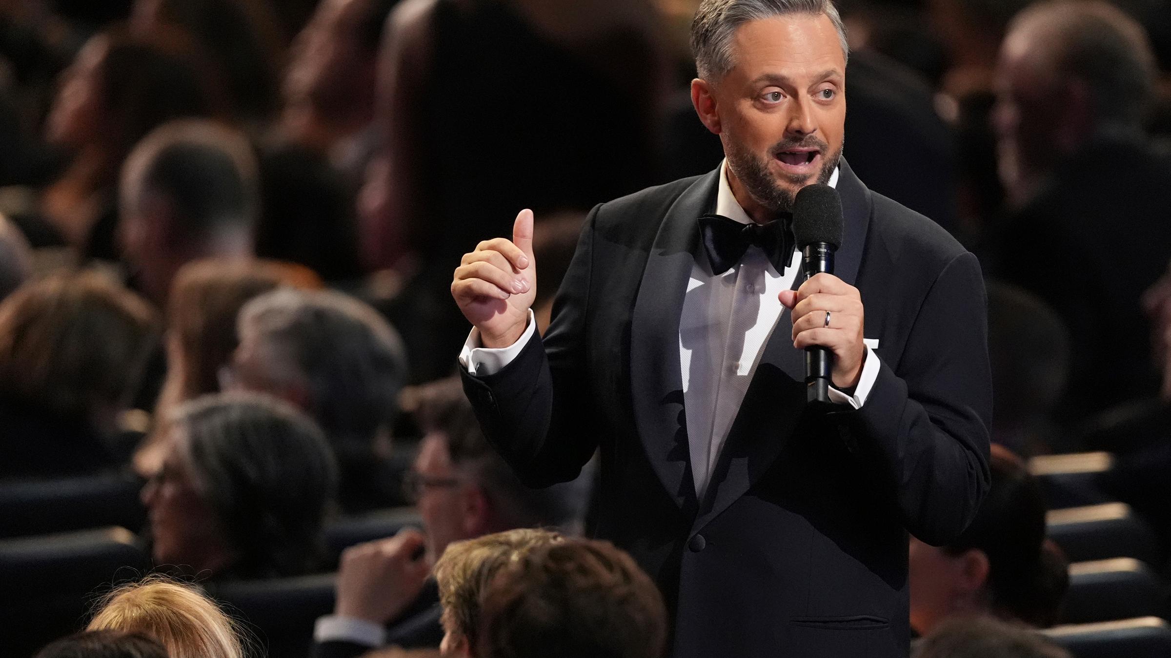 Nate Bargatze moderiert die 77. Emmy-Verleihung.