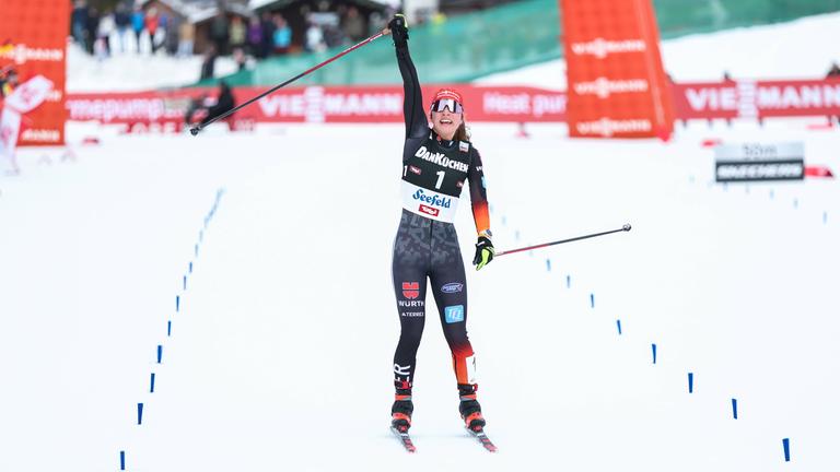 Die deutsche nordische Kombiniererin Nathalie Armbruster jubelt zum Sieg am 01.02.2025.