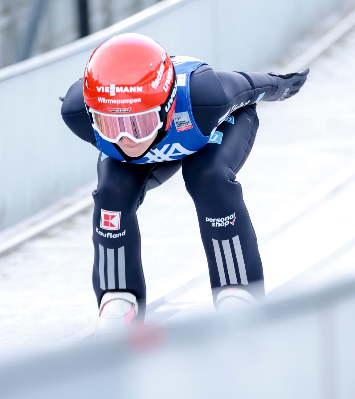 Die deutsche Nordische Kombiniererin Nathalie Armbruster befindet sich im Wettkampf in Oberhof kurz vor dem Absprung