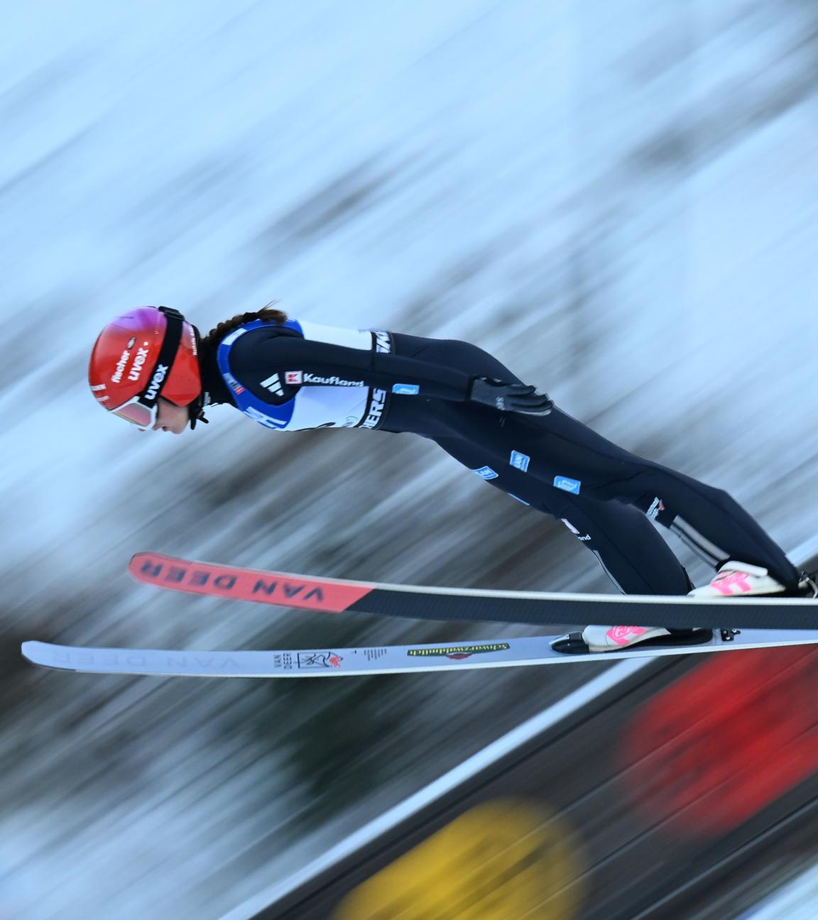 Nathalie Armbruster springt beim Weltcup am 18.01.2026 in Oberhof von der Schanze.