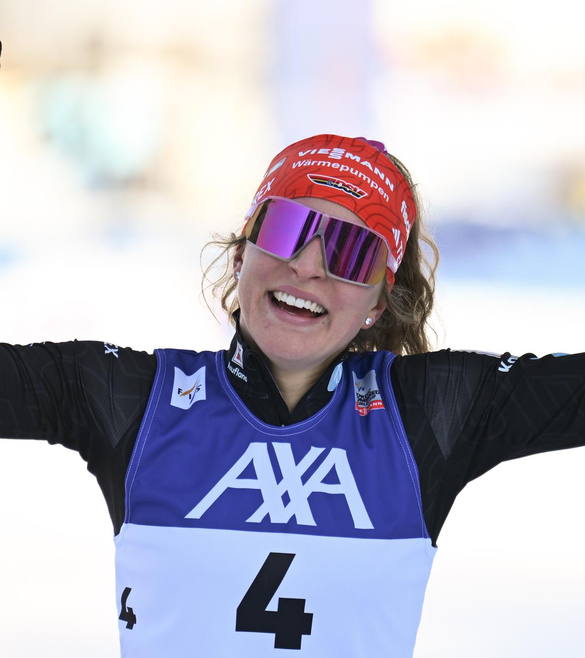 Nathalie Armbruster läuft beim Weltcup am 8.01.2026 in Oberhof auf den dritten Rang und ins Ziel.