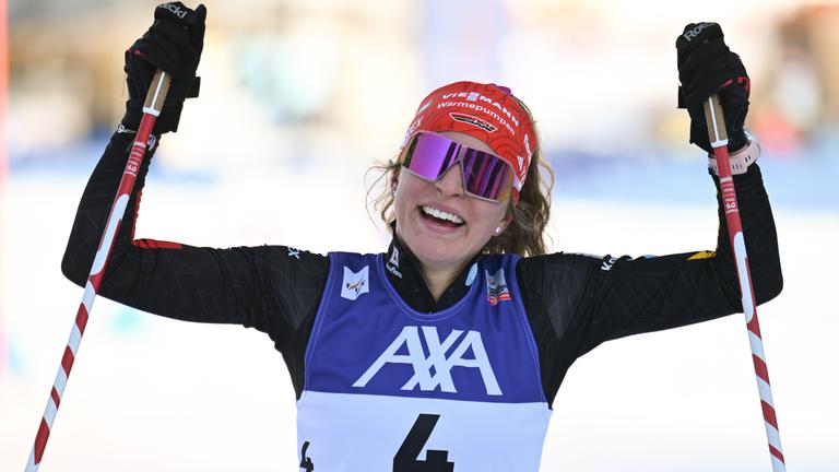 Nathalie Armbruster läuft beim Weltcup am 8.01.2026 in Oberhof auf den dritten Rang und ins Ziel.