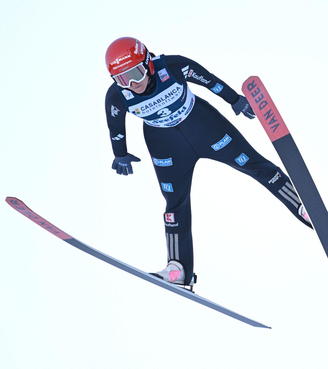 Deutschlands Nordische Kombiniererin Nathalie Armbruster beim Probesprung im FIS-Nordische-Kombination-Weltcup in Seefeld.