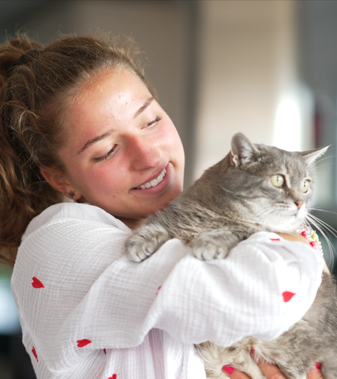 Die Nordische Kombiniererin Nathalie Armbruster mit Katze.