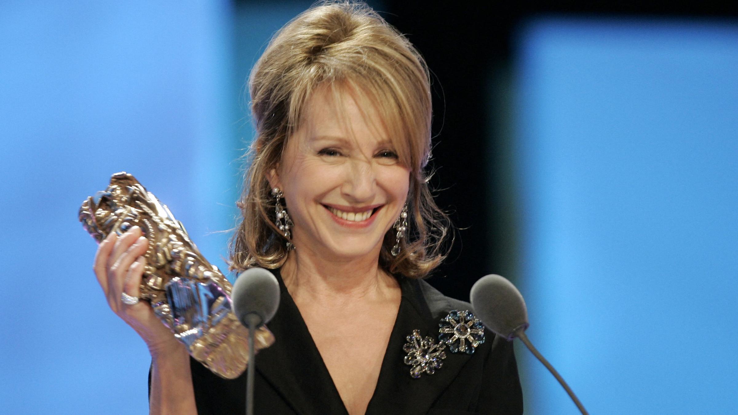 Nathalie Baye posiert am 25. Februar 2006 im Théâtre du Châtelet in Paris nach dem Gewinn des César als Beste Schauspielerin für „Le petit lieutenant“ während der 31. Nuit des César.