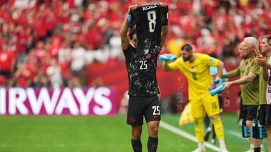 Der kanadische Nationalspieler Nathan Saliba hält nach seinem Treffer zum 4:0 im WM-Spiel gegen Qatar das Trikot seines Mitspielers Ismael Kone in die Luft