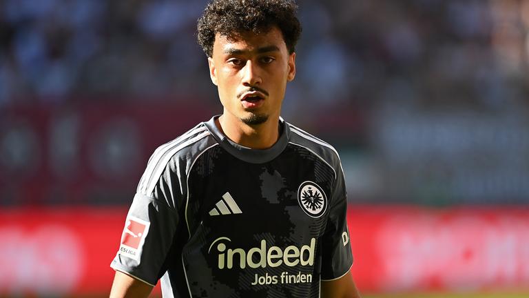 Nathaniel Brown von Eintracht Frankfurt bei einem Spiel der Bundesliga-Saison 2025/2026.