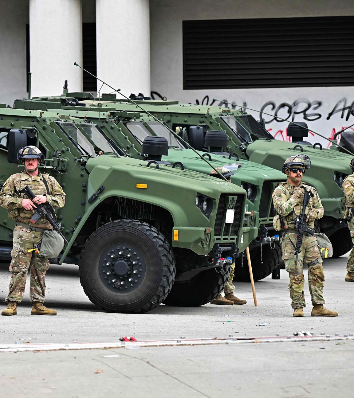 Mitglieder der Nationalgarde stehen Wache vor dem Bundesgebäude in der Innenstadt von Los Angeles