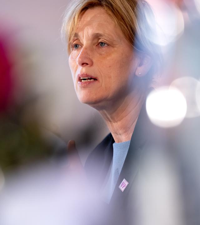 Bayern: München: Bundesbildungsministerin Karin Prien bei der Bildungsministerkonferenz