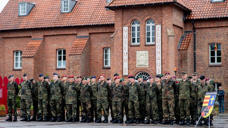 Zahlreiche Reservistinnen und Reservisten stehen im Rahmen des Nationalen Veteranentags für einen Reservistenappell mit Schwurbekräftigung in der Zitadelle Vechta vor dem Zeughaus. 