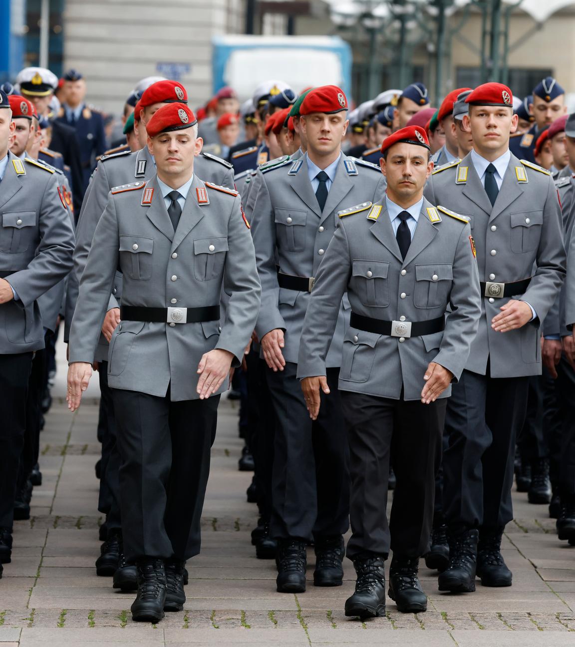 Soldaten der Bundeswehr marschieren im Rahmen eines militärischen Appells zur Leutnantsbeförderung der Universität der Bundeswehr auf dem Hamburger Rathausmarkt.