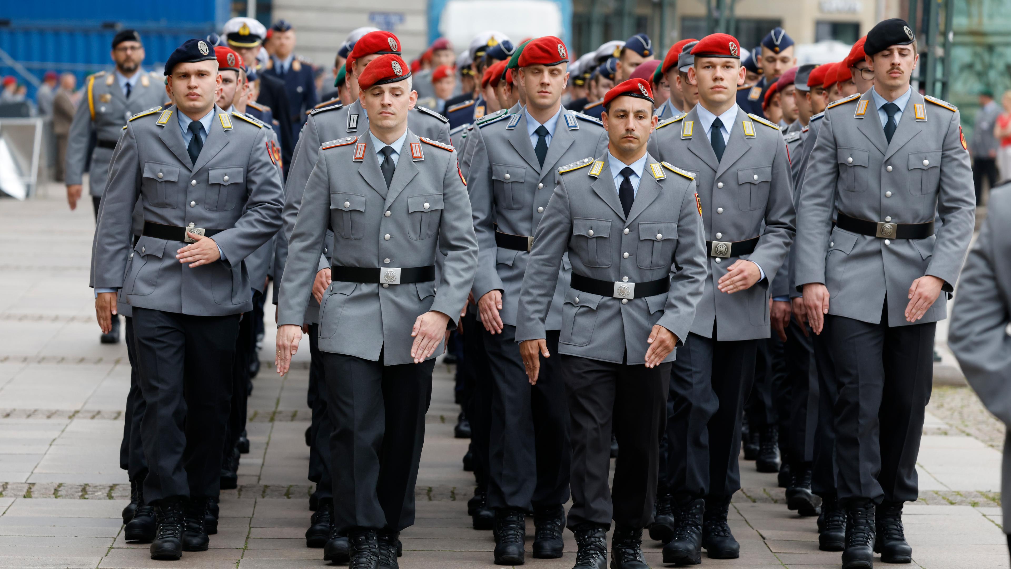 Soldaten der Bundeswehr marschieren im Rahmen eines militärischen Appells zur Leutnantsbeförderung der Universität der Bundeswehr auf dem Hamburger Rathausmarkt.