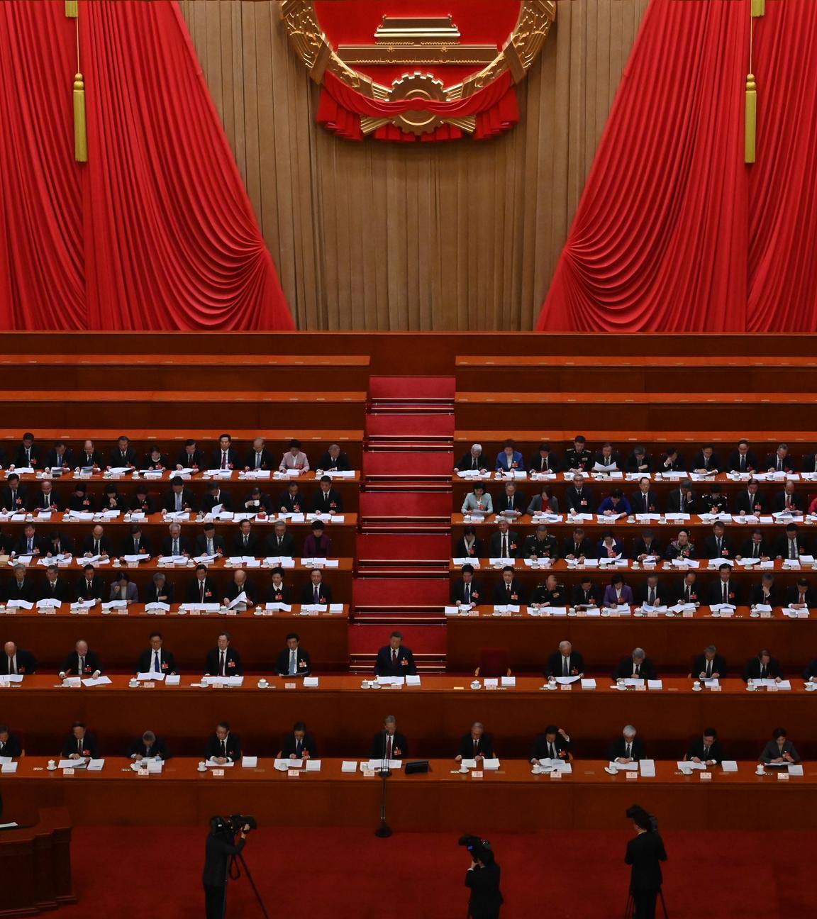 Abgeordnete sitzen während der Eröffnungsfeier des Nationalen Volkskongresses in der Großen Halle des Volkes in Peking, China. 