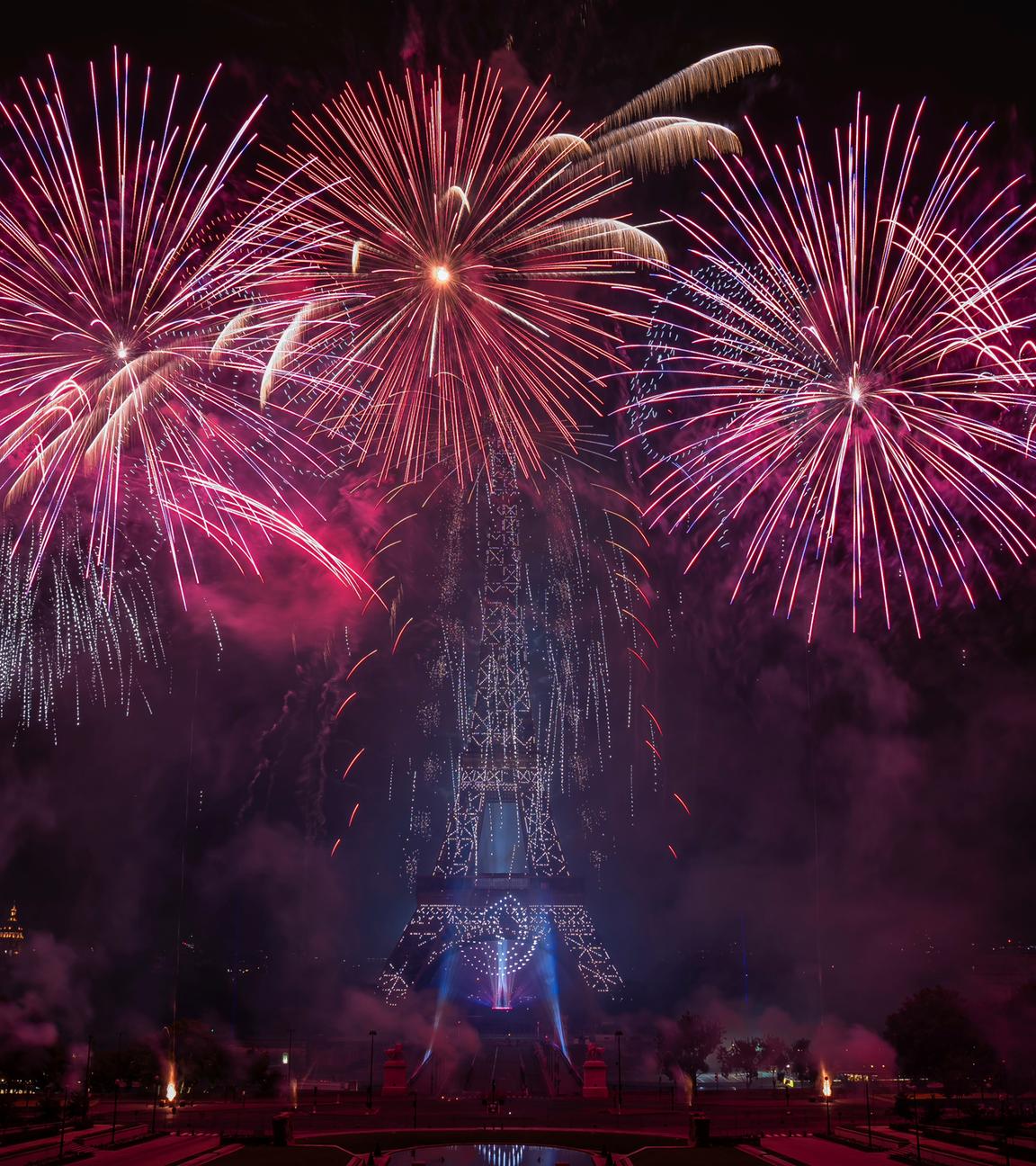 Feuerwerk und Drohnen beleuchten den Eiffelturm in Paris während der Feierlichkeiten zum Nationalfeiertag Frankreichs.