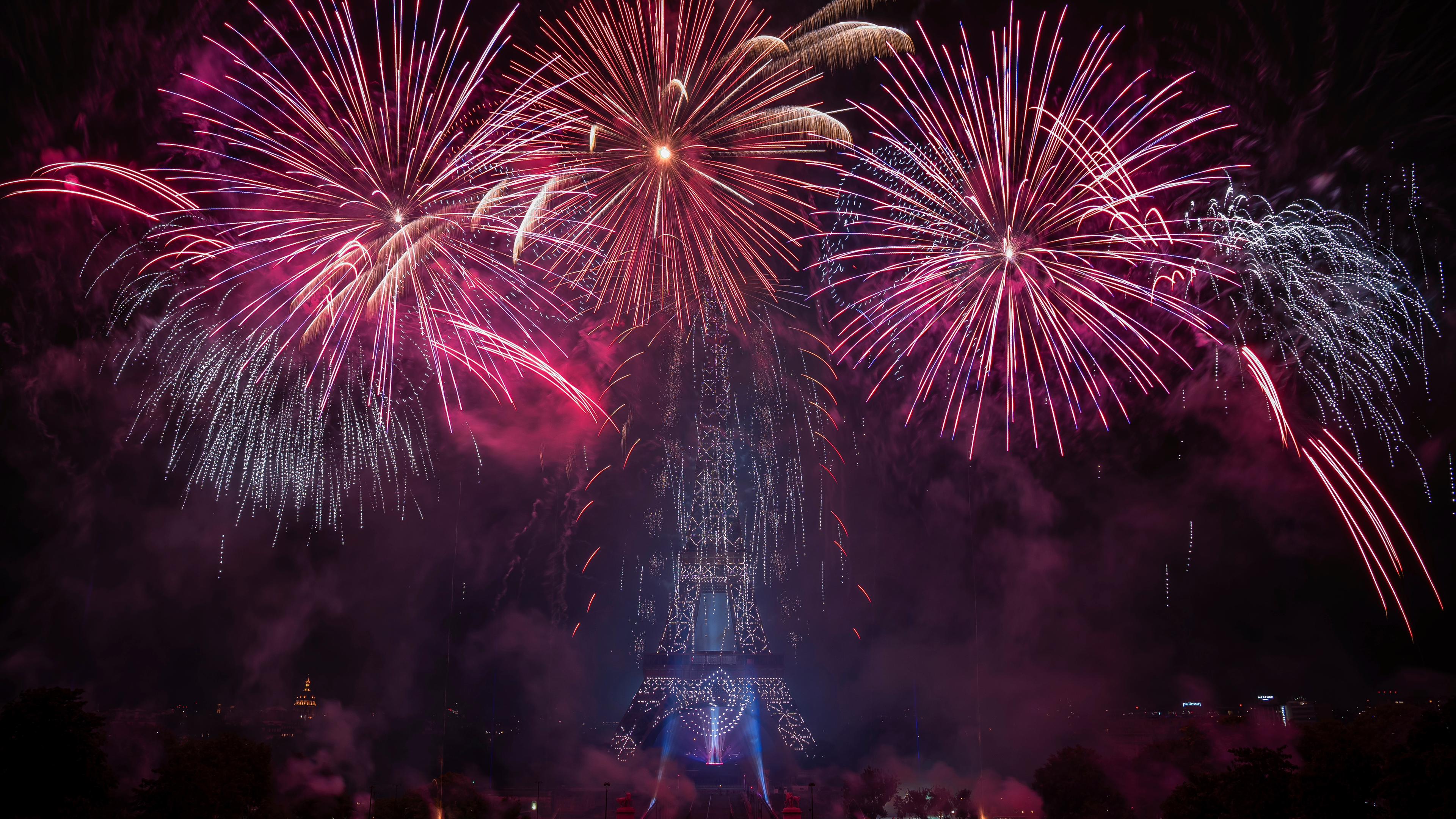 Feuerwerk und Drohnen beleuchten den Eiffelturm in Paris während der Feierlichkeiten zum Nationalfeiertag Frankreichs.