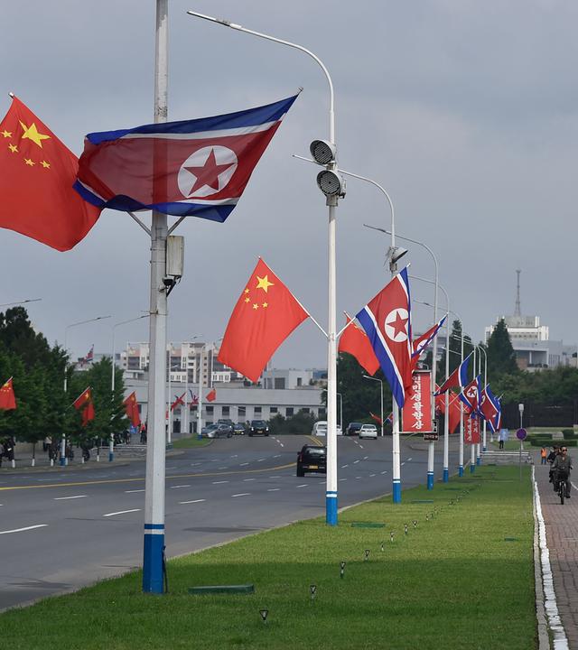 Die Nationalflaggen Nordkoreas und Chinas sind am 08.06.2026 auf einer Straße in Pjöngjang, Nordkorea, zu sehen.
