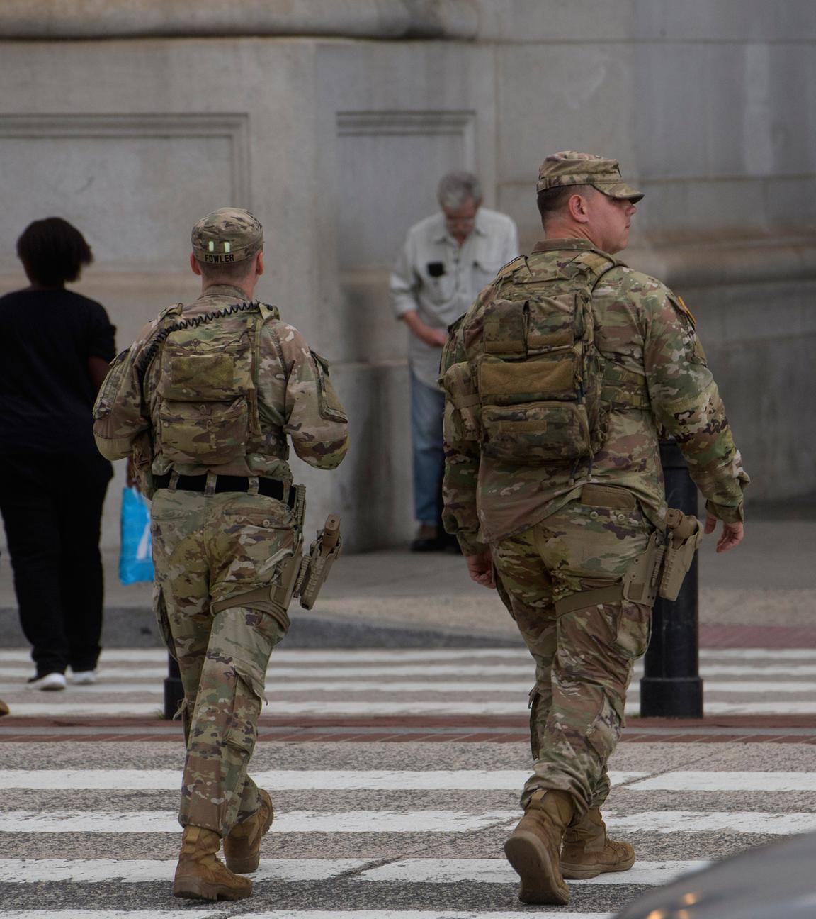 24.08.2025, USA, Washington: Bewaffnete Mitglieder der Nationalgarde von South Carolina patrouillieren vor der Union Station.