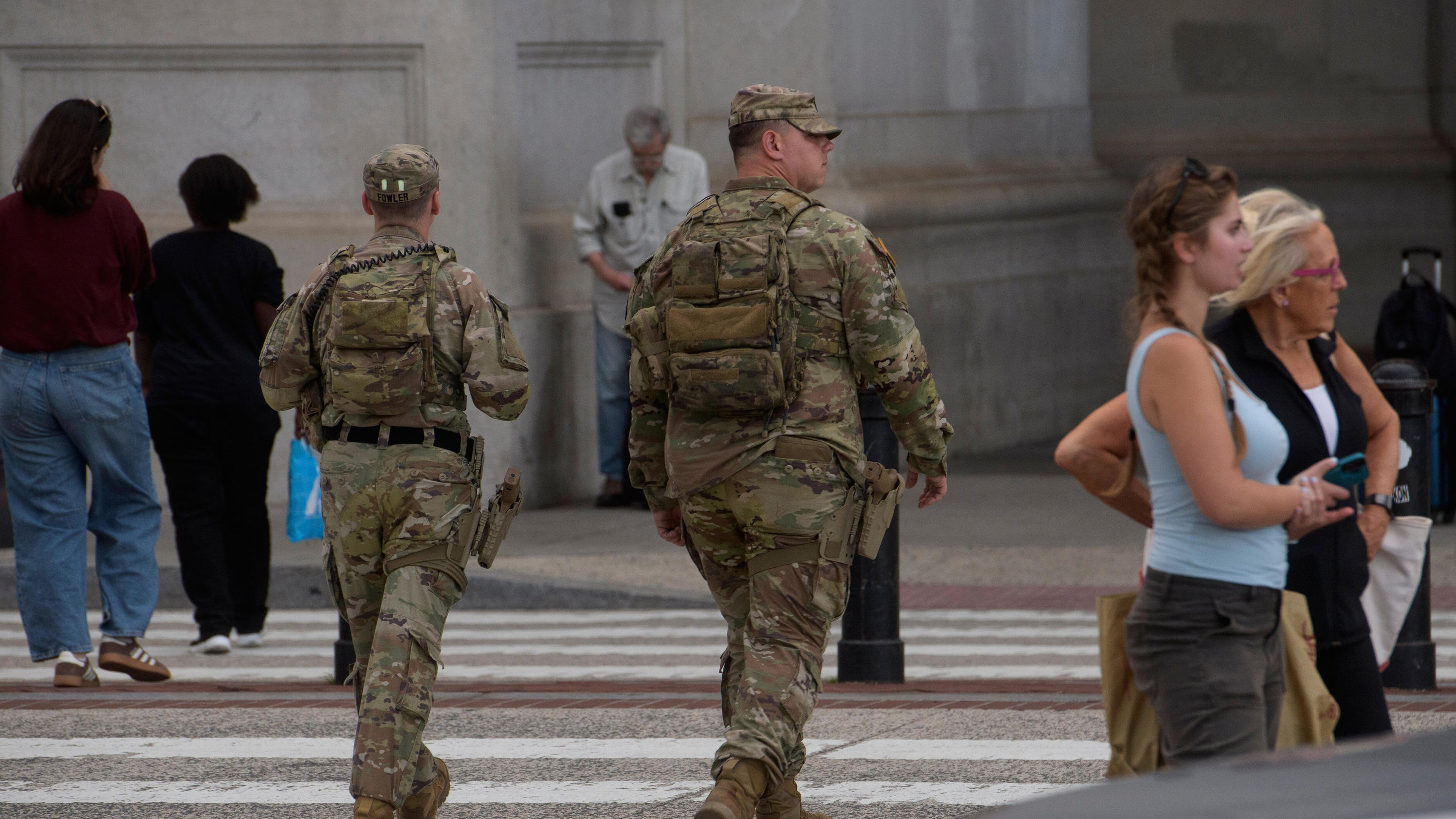 24.08.2025, USA, Washington: Bewaffnete Mitglieder der Nationalgarde von South Carolina patrouillieren vor der Union Station.