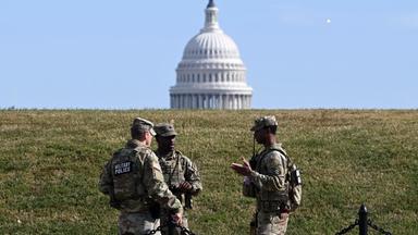 Mitglieder der Nationalgarde patrouillieren am 5. November 2025 auf der National Mall in Washington, D.C., mit dem US-Kapitol im Hintergrund.