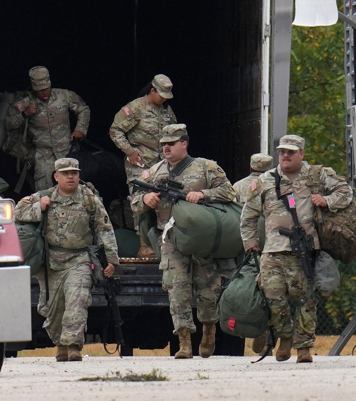 Mitglieder der Nationalgarde aus Texas sind auf dem Gelände einer Kaserne im Süden Chicagos zu sehen.